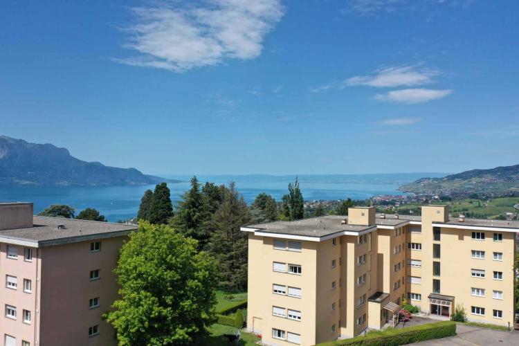 Au dernier étage, appartement de 3.5 pièces avec vue lac