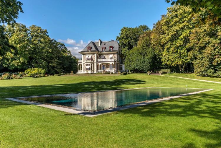 Luxurious Waterfront Mansion