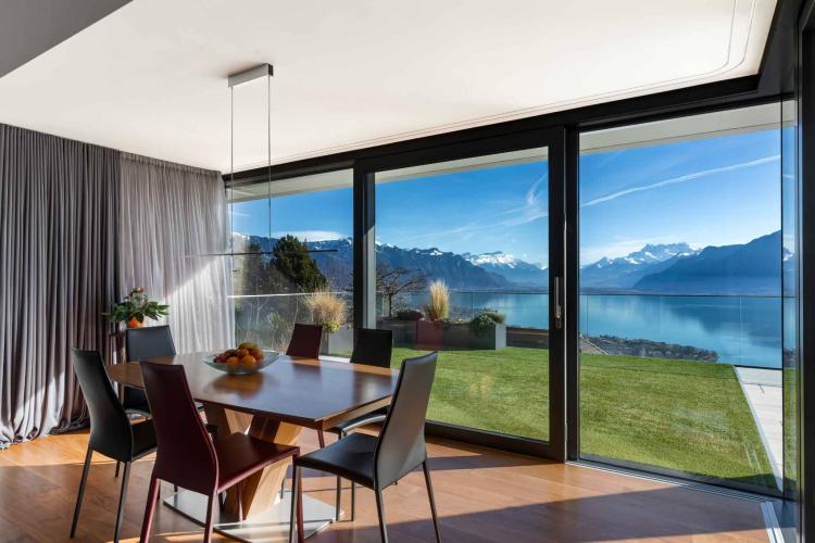 Exceptional penthouse with terrace and panoramic lake views!