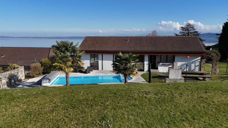 Detached villa with swimming pool and lake view