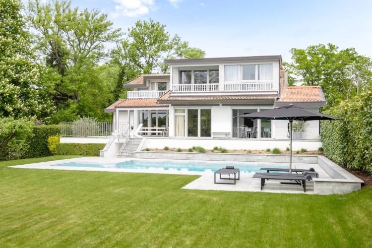 Magnificent detached villa in absolute calm