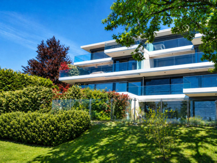 Contemporary 6.5-room apartment with private garden