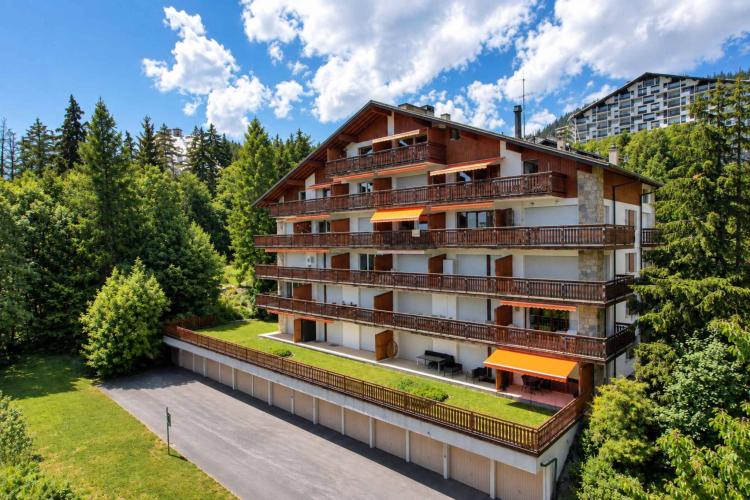CHARMING NEWLY RENOVATED 3.5-ROOM APARTMENT WITH MOUNTAIN VIEWS