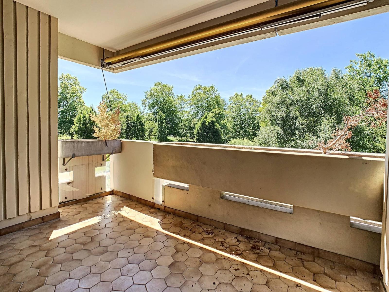 Spacious 5-room apartment in a quiet area with a clear view