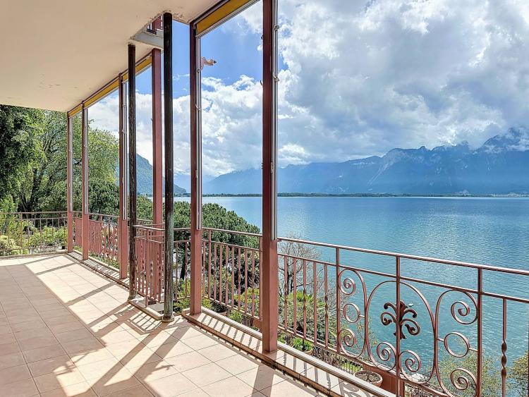 Stunning 5.5-room apartment, waterfront property! Prestigious residence !